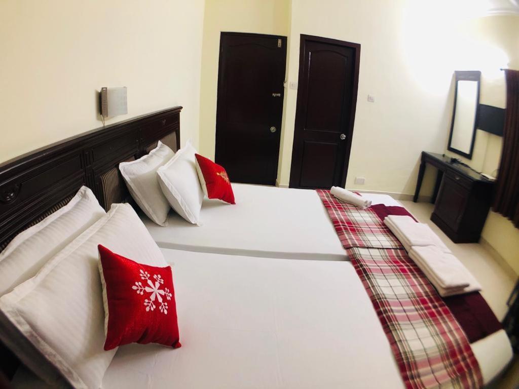 Mjm Plaza Hotel Kochi Exterior photo